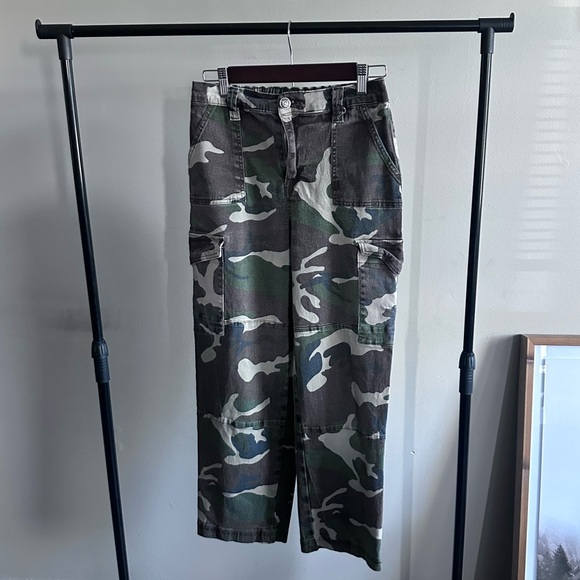 Almost Famous Pants - Almost Famous Green Camouflage Pants SZ M Women’s Army Camo Cargo Pants